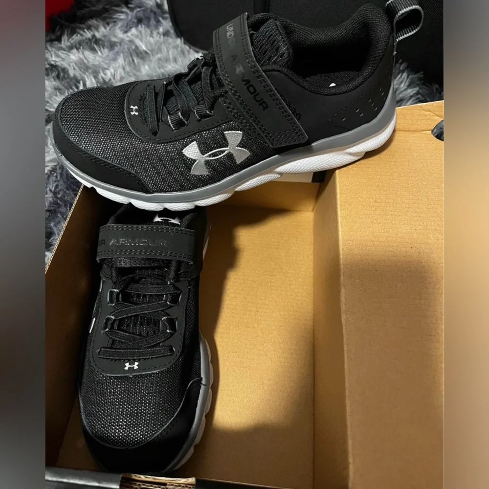 Under Armour Size 1, Boys - Picture 2 of 3